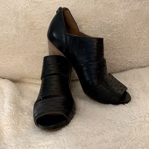 Clarks Bootie Size 8